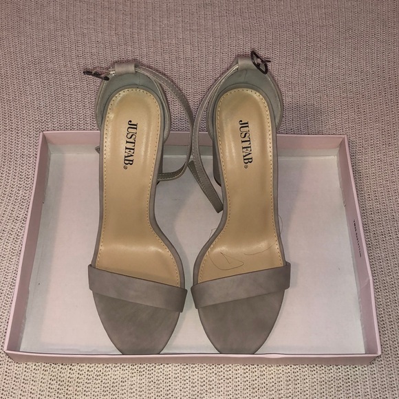 JustFab Grey Heels - Picture 1 of 4